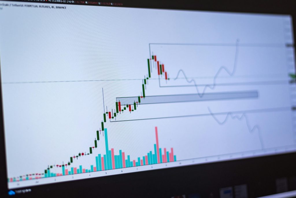 An image of the cryptocurrency chart being displayed on a screen